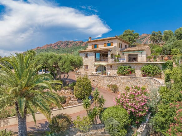 Villa/House For Sale in Agay 3