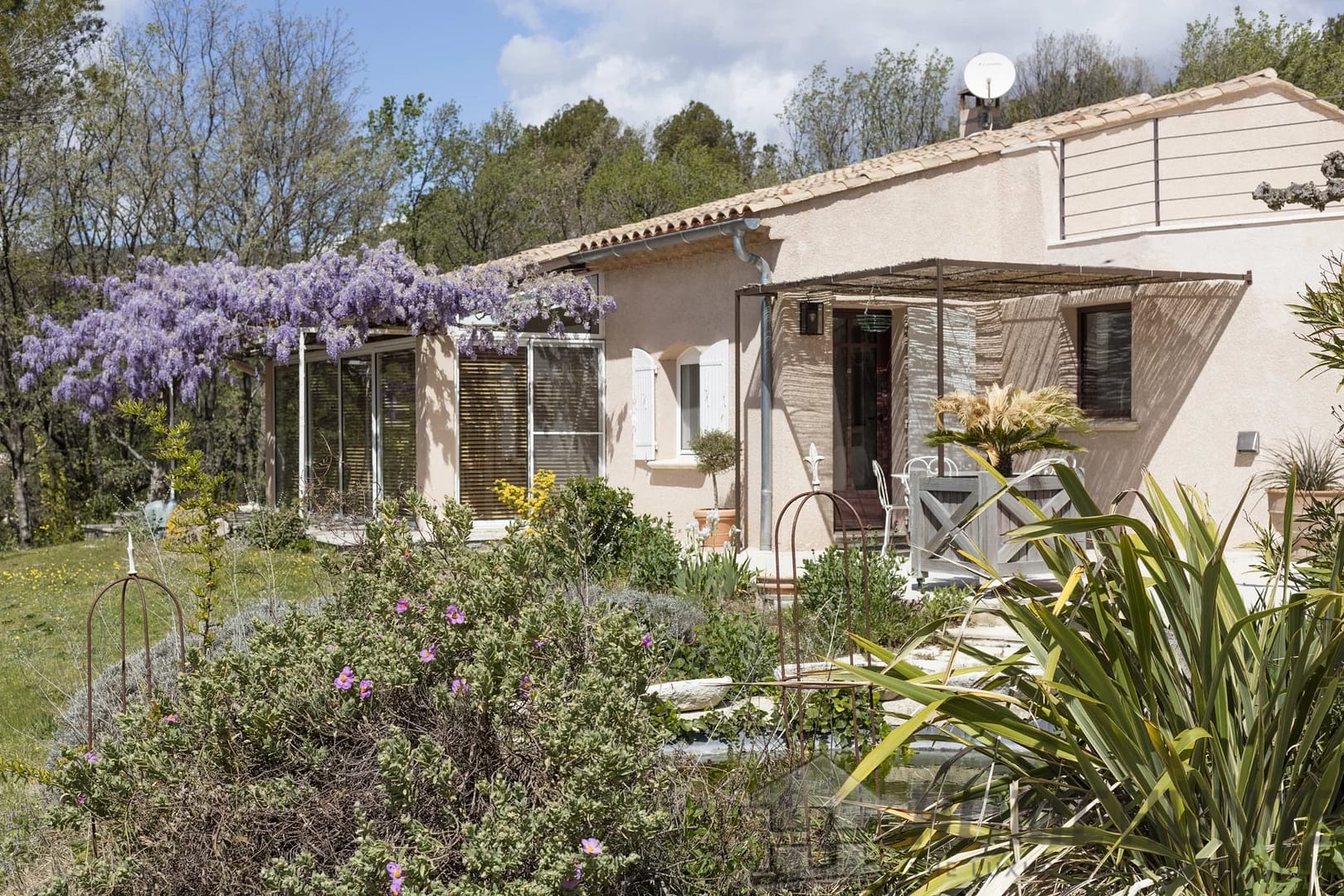 Villa/House For Sale in Lourmarin HH15186192