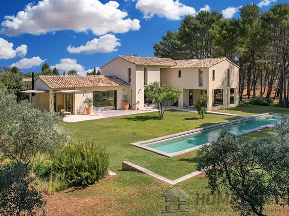Villa/House For Sale in Eygalieres 3