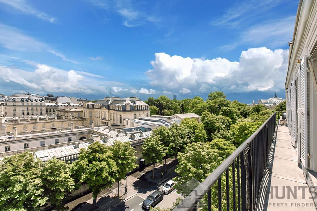Looking to Buy in Paris? Discover 5 Incredible Luxury Apartments for Sale 6 Facing the Élysée Palace and with a view of Paris’ famed monuments, this 3-bedroom duplex apartment was built in 1830 during the Restoration period.