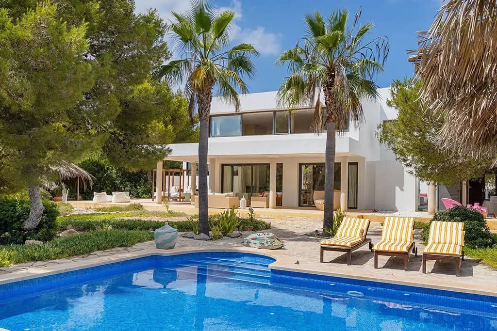 A Luxury Property Buyer’s Guide to Ibiza 3 Phot of a Luxury villa and estates in ibiza with swimming pool and palm trees