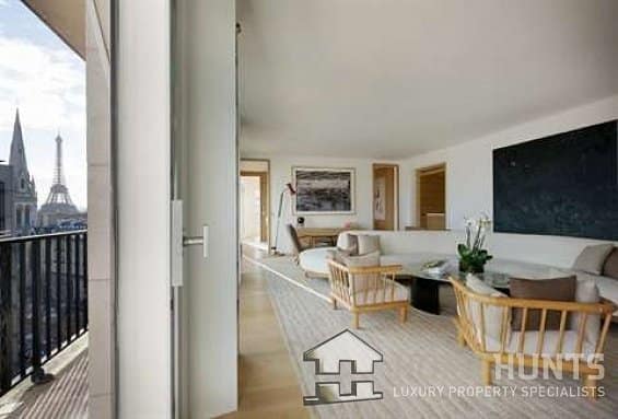 Probably the most famous street in Paris. The Avenue des Champs-Élysées. 2 APARTMENT, PARIS 8TH ARRONDISSEMENT