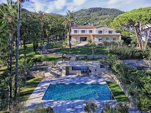 8 Bedroom Villa/House in Vence 14