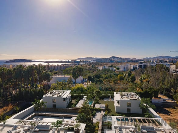 5 Bedroom Villa/House in Cap Martinet 22