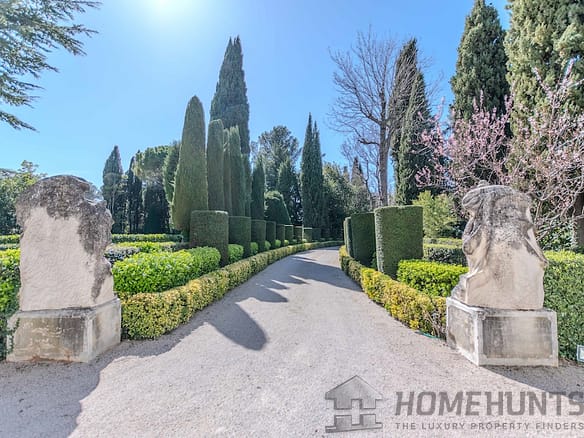 6 Bedroom Villa/House in Marseille 4