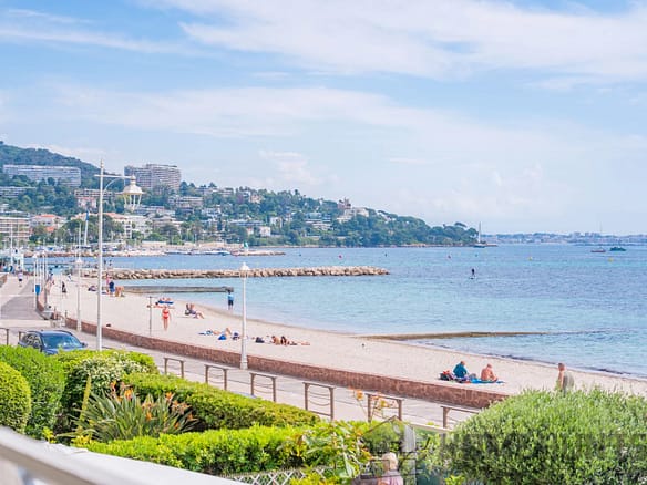 2 Bedroom Apartment in Cannes 30