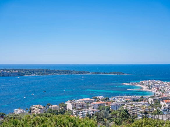2 Bedroom Apartment in Cannes 8