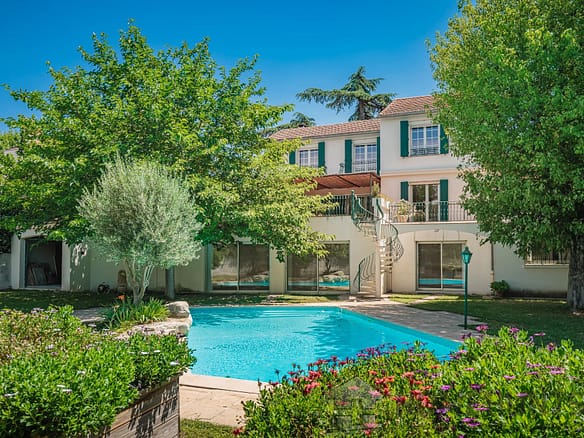 4 Bedroom Villa/House in Arles 6