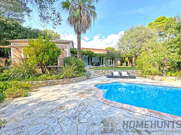 5 Bedroom Villa/House in Roquefort Les Pins 32