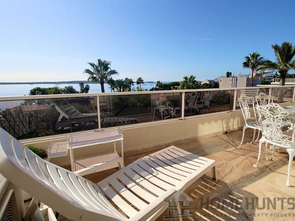 2 Bedroom Apartment in Cannes 8