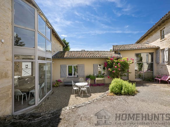 6 Bedroom Villa/House in Pommiers 16