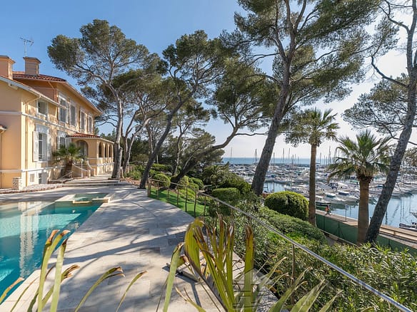 8 Bedroom Villa/House in St Raphael 8