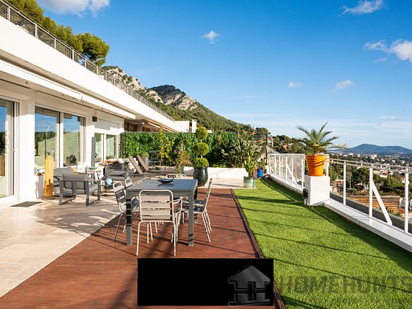 3 Bedroom Apartment in Toulon 6