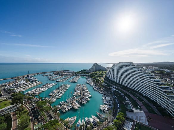 2 Bedroom Apartment in Villeneuve Loubet 9