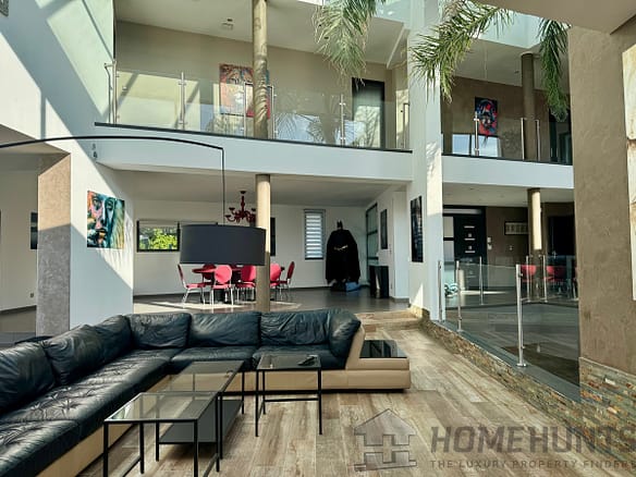 6 Bedroom Villa/House in La Cadiere D Azur 10