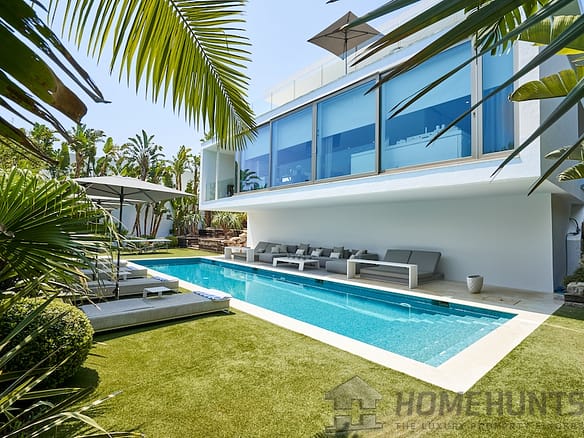 5 Bedroom Villa/House in Cap Martinet 24