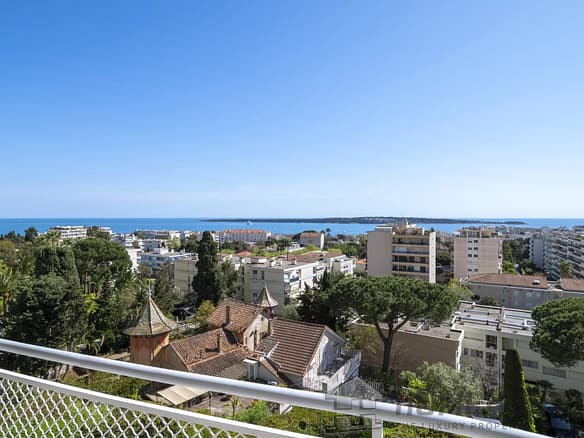 2 Bedroom Apartment in Cannes 30