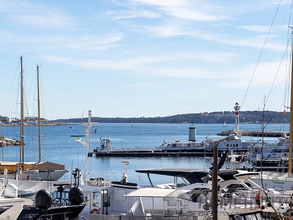 2 Bedroom Apartment in Cannes 12