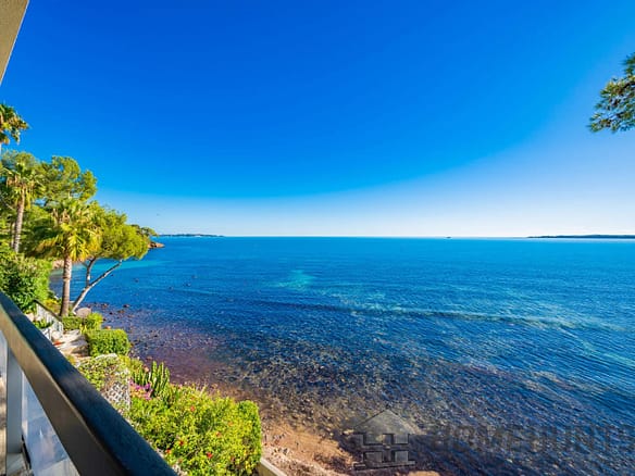 2 Bedroom Apartment in Cannes 14