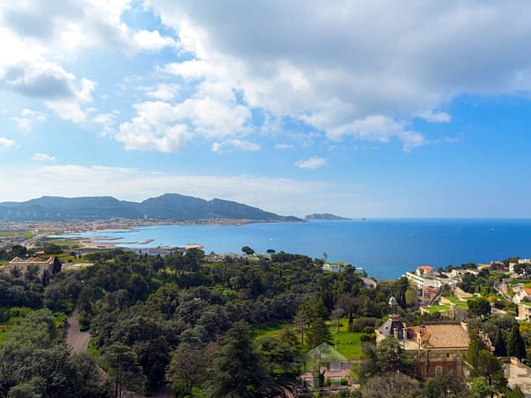 2 Bedroom Apartment in Marseille 8