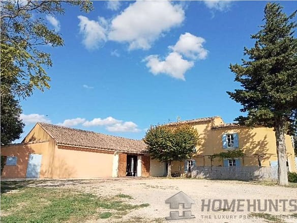4 Bedroom Vineyard in Cairanne 26