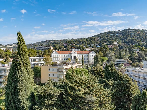 3 Bedroom Apartment in Cannes 26