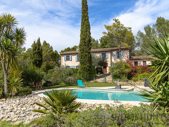 5 Bedroom Villa/House in Tourrettes 24