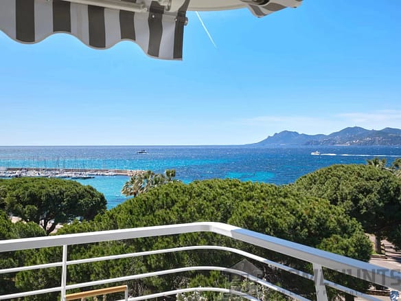 3 Bedroom Apartment in Cannes 32