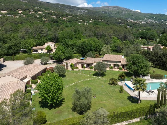 11 Bedroom Villa/House in Tourrettes Sur Loup 22