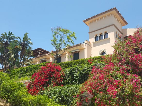 5 Bedroom Villa/House in Estepona 2