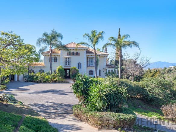 8 Bedroom Villa/House in Altos De Los Monteros 12