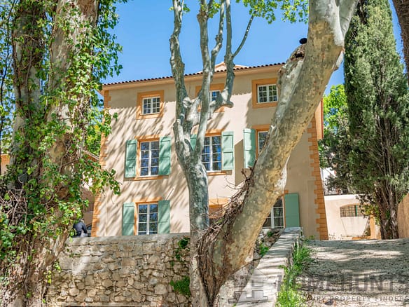 2 Bedroom Apartment in Aix En Provence 4