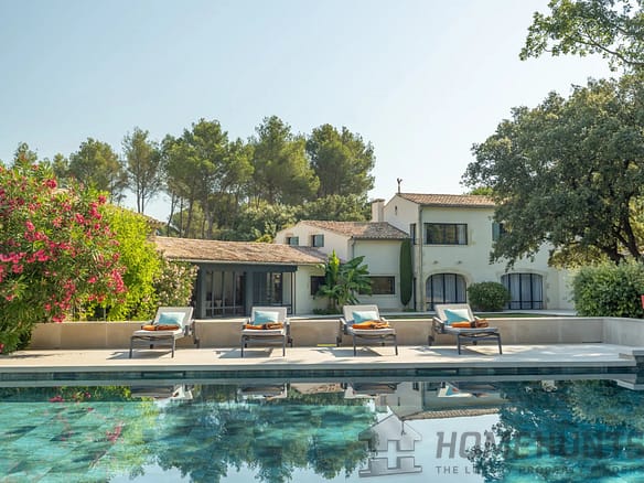 8 Bedroom Villa/House in Pernes Les Fontaines 4