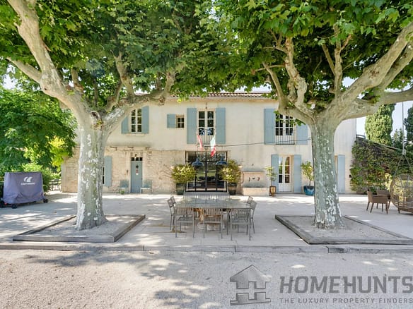 6 Bedroom Villa/House in Eyragues 32