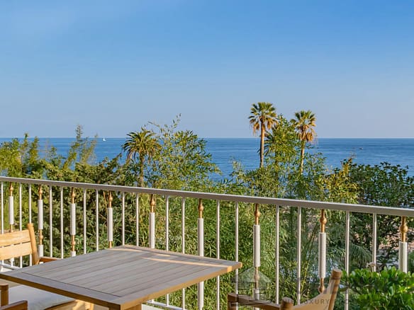 3 Bedroom Apartment in Cannes 32