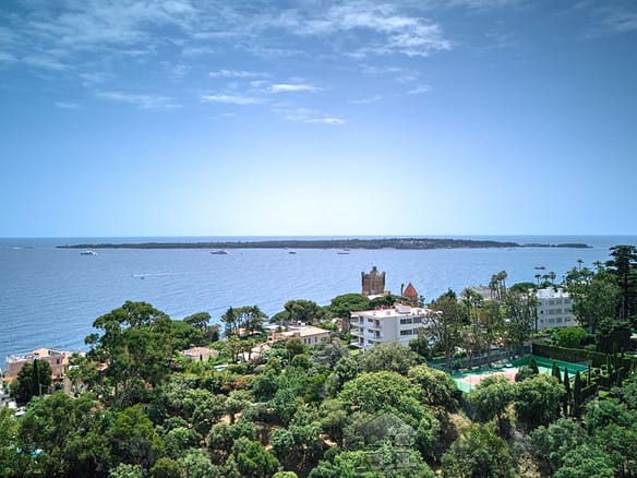 3 Bedroom Apartment in Cannes 2