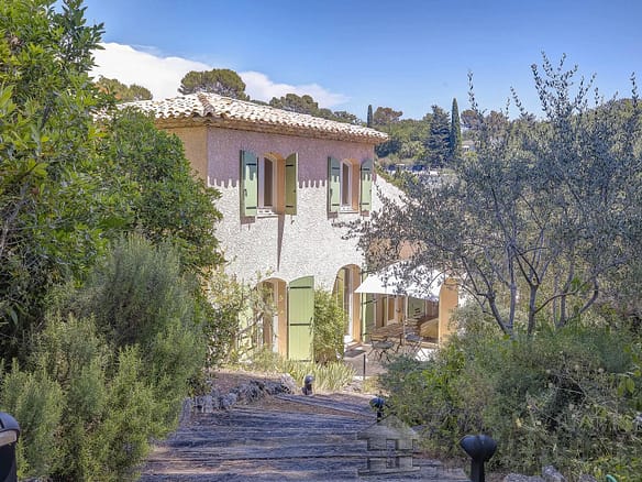 4 Bedroom Villa/House in Valbonne 22