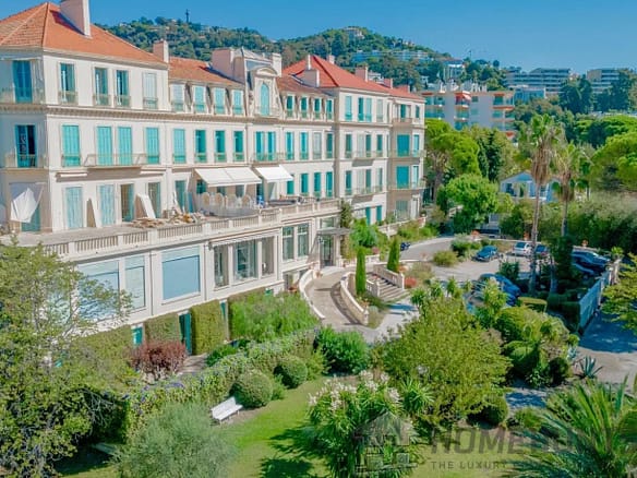 4 Bedroom Apartment in Cannes 36