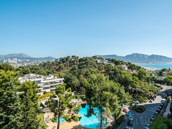 3 Bedroom Apartment in Marseille 18