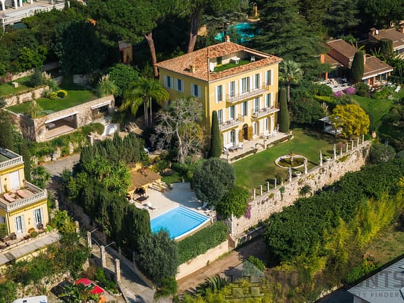 5 Bedroom Villa/House in Eze 10