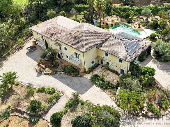 6 Bedroom Villa/House in Roquefort Les Pins 24