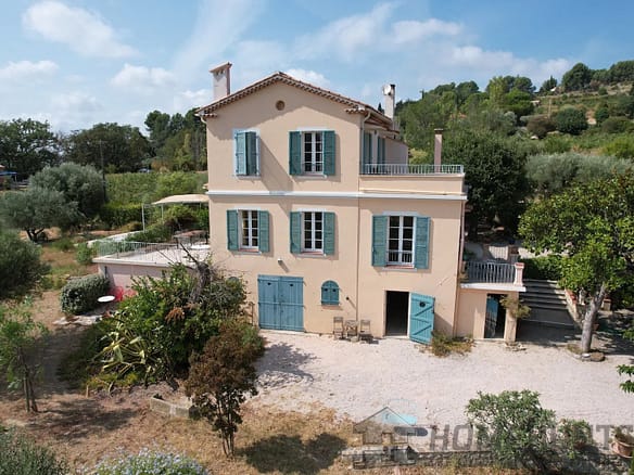 4 Bedroom Villa/House in Le Castellet 32