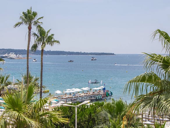 2 Bedroom Apartment in Cannes 16