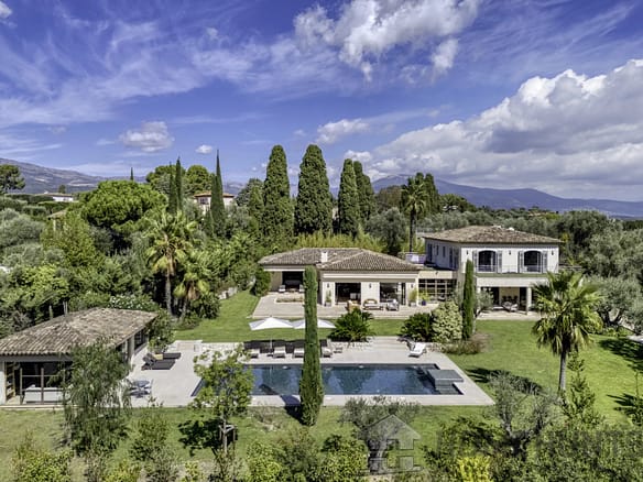 8 Bedroom Villa/House in Valbonne 4