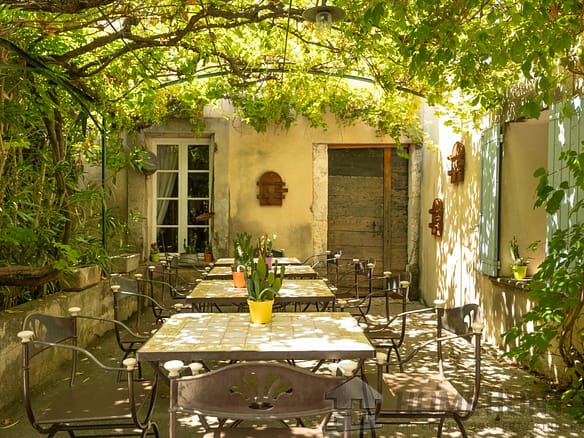 10 Bedroom Villa/House in Le Thor 14