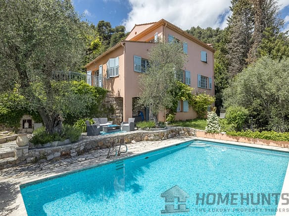 4 Bedroom Villa/House in Grasse 2