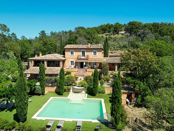 6 Bedroom Villa/House in Plan De La Tour 9