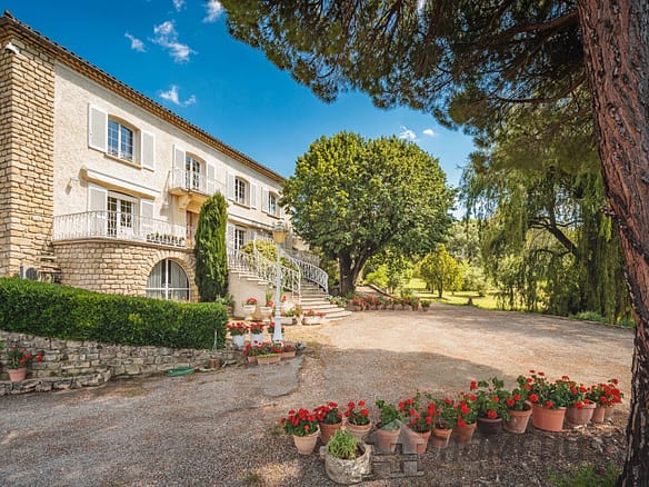 6 Bedroom Villa/House in Apt 3