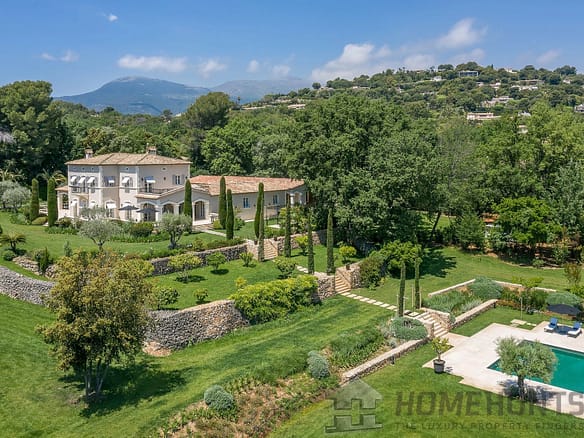 8 Bedroom Villa/House in La Colle Sur Loup 9