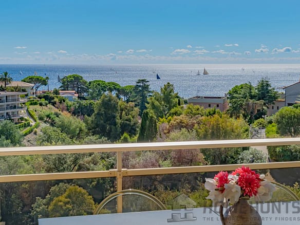 2 Bedroom Apartment in Cannes 10